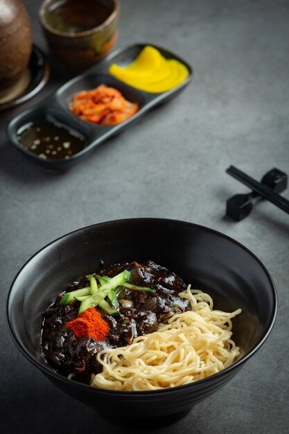 Koreanisches Essen, Jajangmyeon oder Nudel mit fermentierter schwarzer Bohnensauce