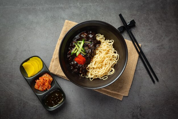 Koreanisches Essen, Jajangmyeon oder Nudel mit fermentierter schwarzer Bohnensauce