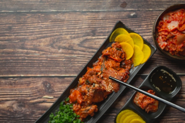 Koreanisches Essen, Jeyuk Bokkeum oder gebratenes Schweinefleisch in koreanischer Sauce