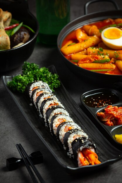 Koreanisches Essen, Kim Bap - Gedämpfter Reis mit Gemüse in Seetang.