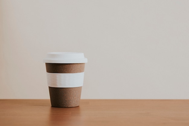 Kostenloses Foto kork wiederverwendbare kaffeetasse auf holztisch