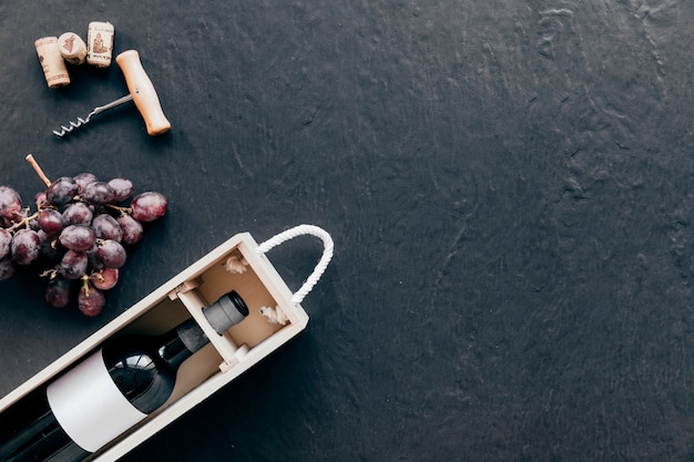 Kostenloses Foto korkenzieher und traube nahe kasten mit wein