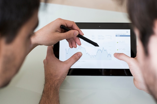 Kornmänner, die Diagramm auf Tablette besprechen