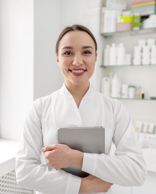 Kosmetikerin in der Klinik mit Tablette