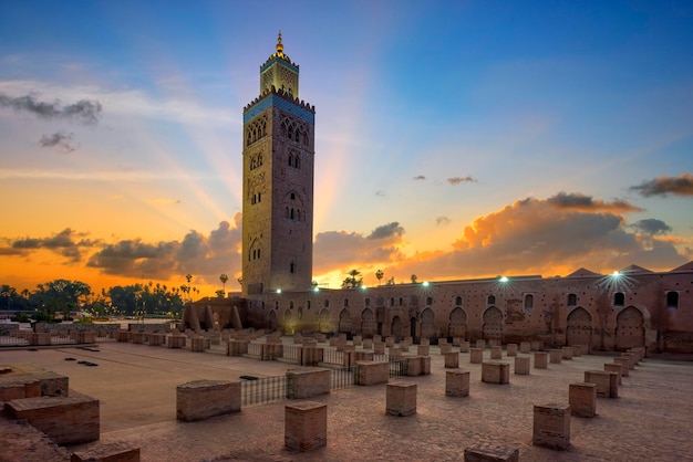 Kostenloses Foto koutoubia-moschee in marrakesch bei sonnenaufgang