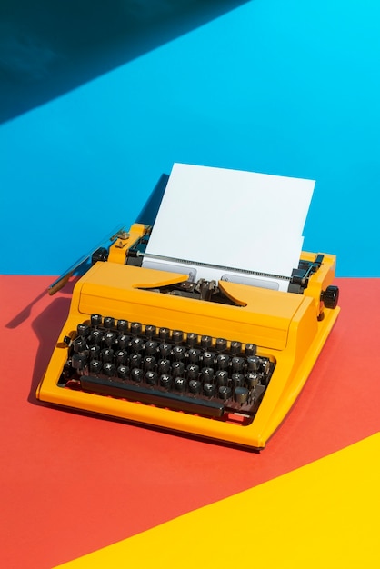 Kostenloses Foto kräftige retro-schreibmaschine mit tastatur und knöpfen