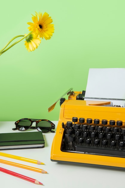Kräftige Retro-Schreibmaschine mit Tastatur und Knöpfen