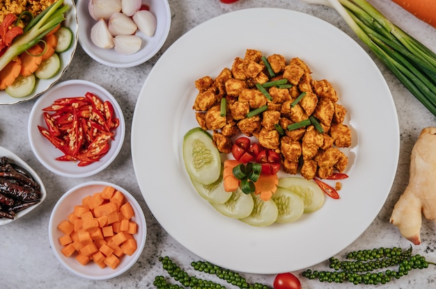 Kräuter Gebratenes Huhn mit Chili, Tomate, Gurke, Karotte und frischem Pfeffer.