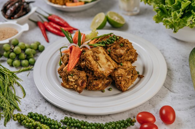 Kräuter gebratenes Schweinefleisch mit Chili, Tomate, Gurke, Karotte und frischem Pfeffer