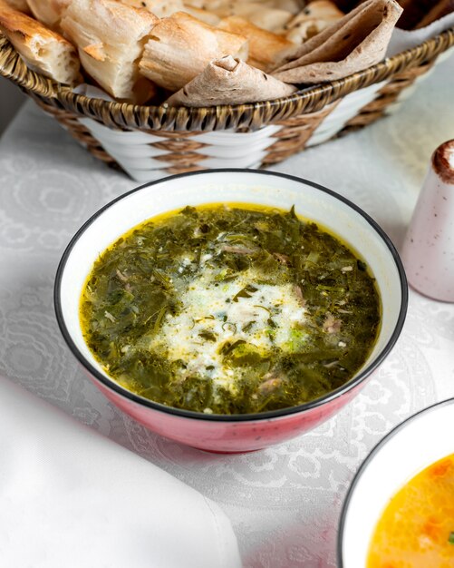 Kräutersuppe mit Joghurt garniert