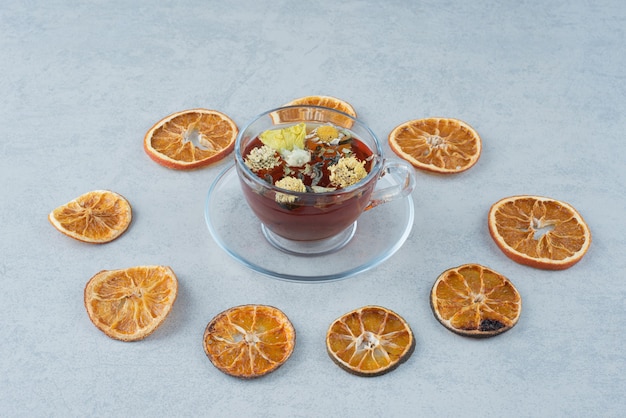 Kräutertee mit getrockneter Orange auf grauem Hintergrund. Hochwertiges Foto