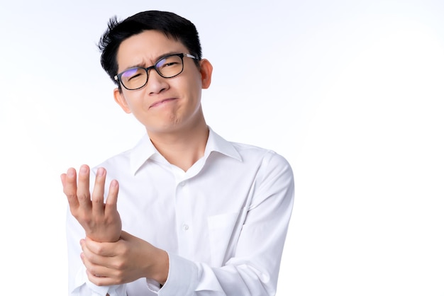 Kostenloses Foto kranke asiatische brille männlicher erwachsener fühlt schmerzen im handgelenk hand berühren handgelenksmuskel mit stressigem und angespanntem weißem hintergrund office-syndrom-ideen-konzept