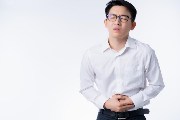 Kranke Brille männlicher Erwachsener fühlt Bauchschmerzen Hand halten Bauchkörper mit stressigem und angespanntem weißem Hintergrund gesundes Leben Ideen Konzept
