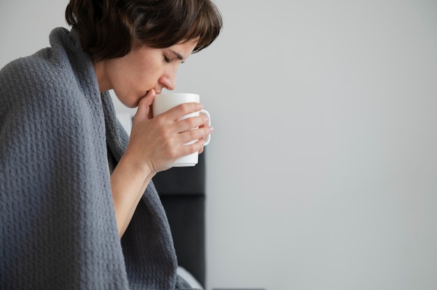 Kostenloses Foto kranke frau mit becher hautnah