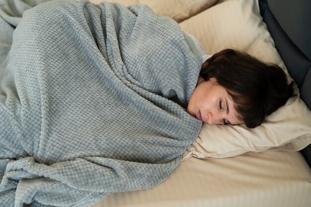 Kranke Frau mit mittlerem Schuss im Bett