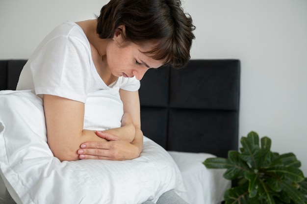 Kranke Frau mit mittlerem Schuss im Bett