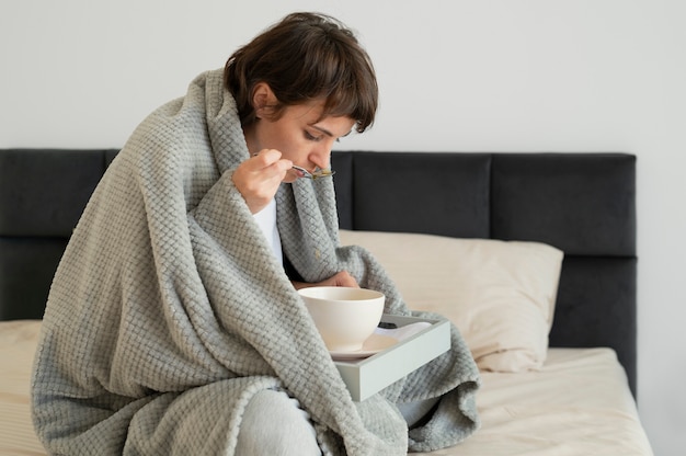 Kostenloses Foto kranke frau zu hause mittlerer schuss