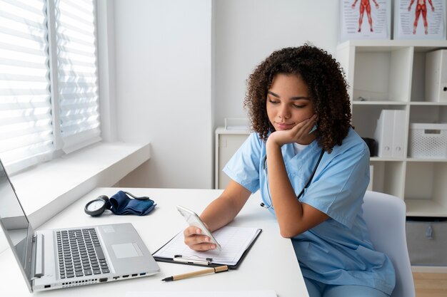 Krankenschwester, die in der Klinik arbeitet