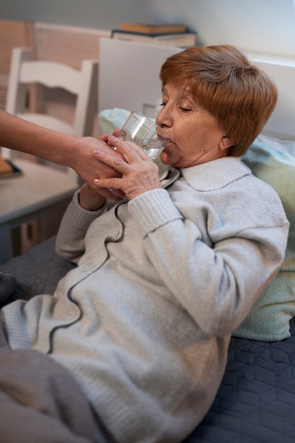 Krankenschwester, die sich um ältere Menschen kümmert