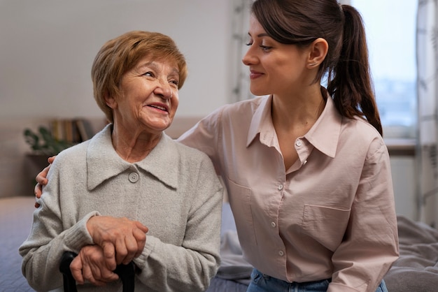 Krankenschwester, die sich um ältere Menschen kümmert