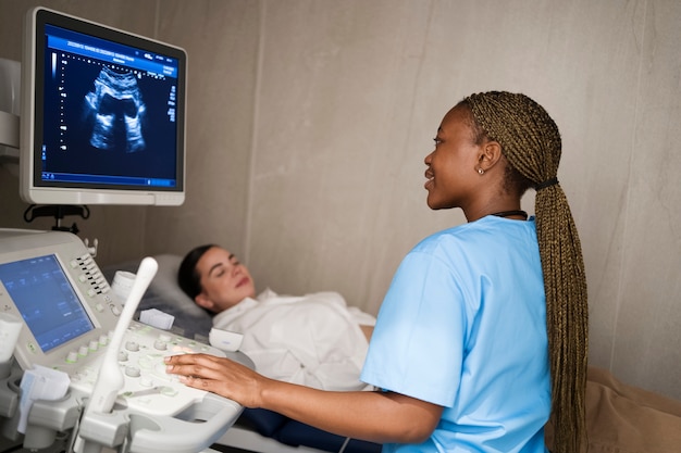 Kostenloses Foto krankenschwester, die während der arbeit in der klinik peelings trägt