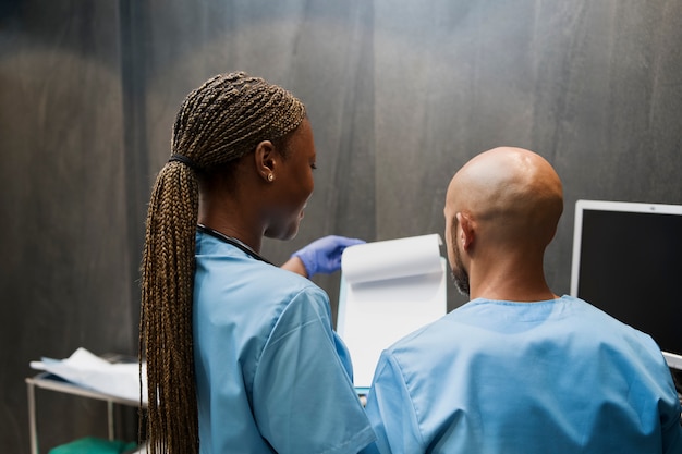 Kostenloses Foto krankenschwester, die während der arbeit in der klinik peelings trägt