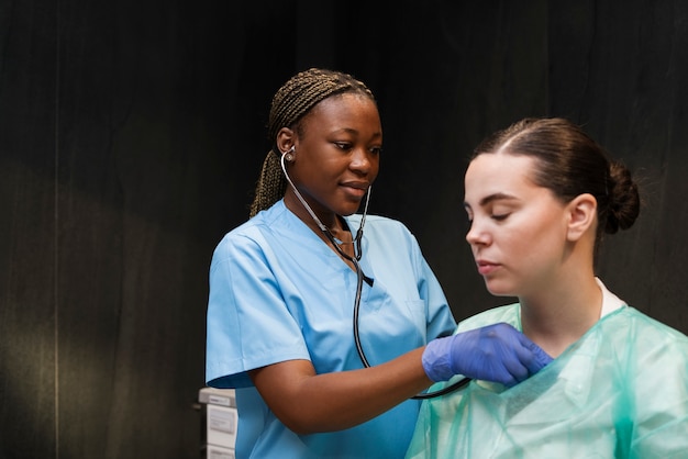 Kostenloses Foto krankenschwester, die während der arbeit in der klinik peelings trägt