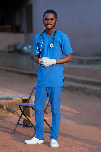 Kostenloses Foto krankenschwester für humanitäre hilfe in afrika bereitet sich auf die arbeit vor