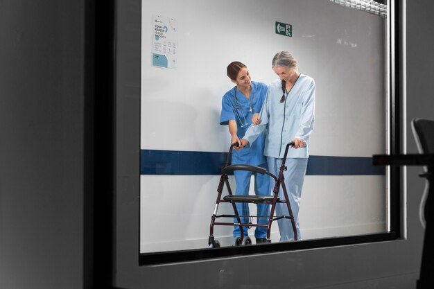 Krankenschwester hilft dem Patienten beim Gehen