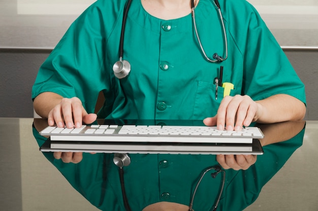 Kostenloses Foto krankenschwester mit tastatur