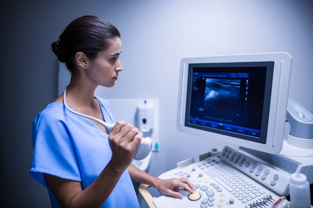 Kostenloses Foto krankenschwester mit ultraschallgerät