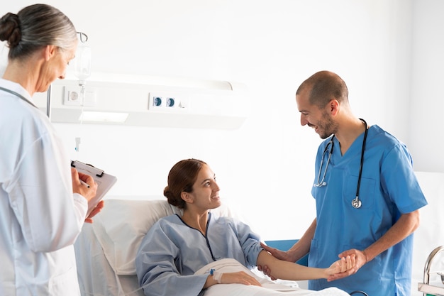 Krankenschwester und Arzt untersuchen den Patienten