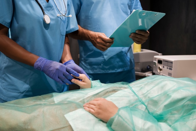 Krankenschwester während ihrer Arbeit in der Klinik mit Kitteln und Handschuhen