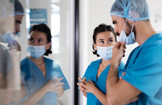 Krankenschwestern mit Seitenansicht, die Gesichtsmasken tragen