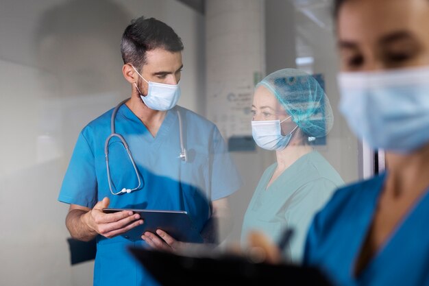 Krankenschwestern mit Seitenansicht und Gesichtsmasken