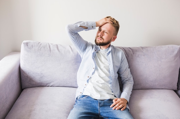 Kostenloses Foto kranker mann auf der couch