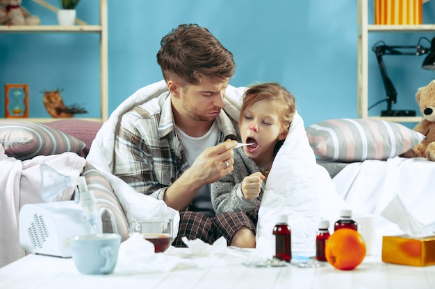 Kranker Mann mit Tochter zu Hause.