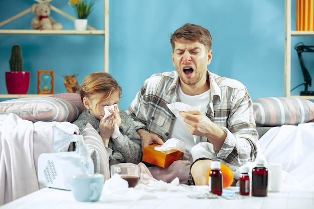 Die junge frau und der mann mit der kranken tochter zu