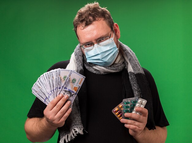 Kranker Mann mittleren Alters mit medizinischer Maske und Schal