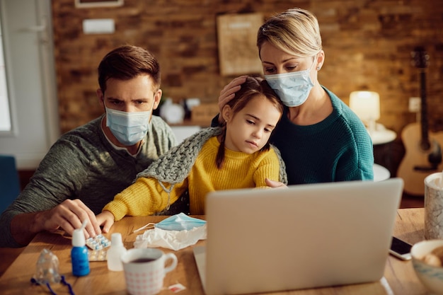 Krankes kleines Mädchen und ihre Eltern haben wegen einer Coronavirus-Pandemie Online-Konsultationen mit dem Hausarzt