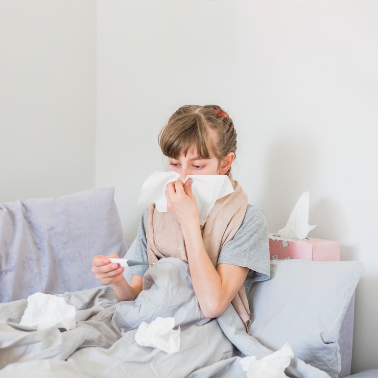 Kostenlose Foto krankes mädchen putzt sich die nase