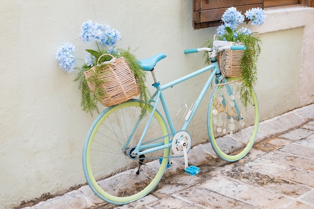 Kostenloses Foto kreativ aussehendes fahrrad in montenegro