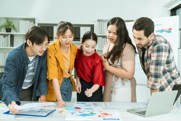 Kreativagentur Business Brainstorming Meeting Präsentation Team diskutiert Roadmap zur Produkteinführung Präsentation Planungsstrategie neue Geschäftsentwicklung