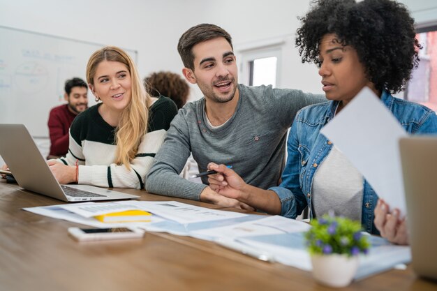 Kreative Designer arbeiten in einem Projekt zusammen