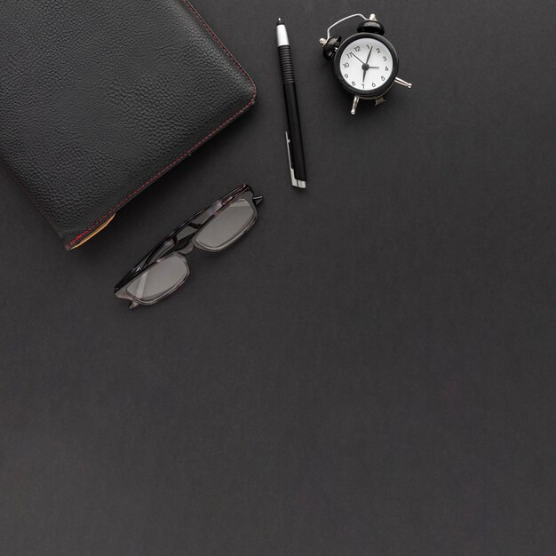 Kreative Geschäftsanordnung auf schwarzem Hintergrund mit Kopienraum
