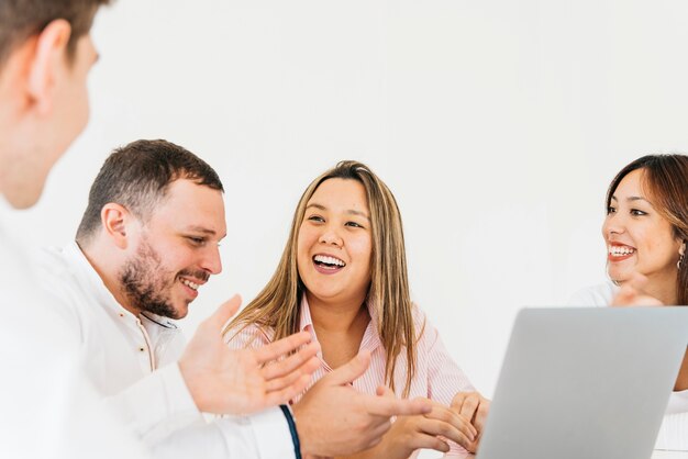 Kreative Kollegen, die im Büro sich besprechen und lachen