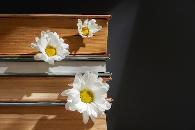 Kreative Komposition mit Büchern und Blumen