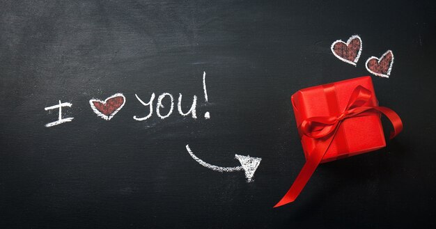 Kreative Liebe oder Valentinstag-Konzept mit Geschenk-Box und Herz