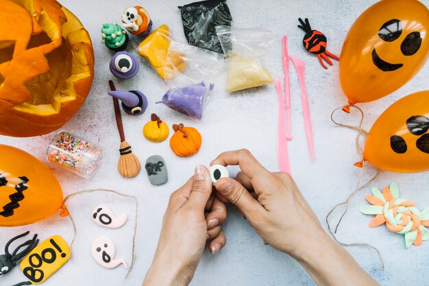 Kreativer Arbeitsplatz mit Plastilin- und Halloween-Figuren