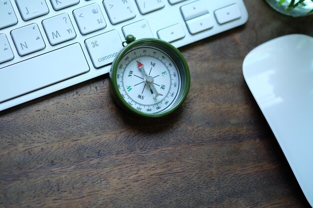 Kreativer Arbeitsplatz Schreibtisch mit Tastatur und Kompass